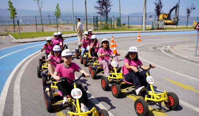 Minikler, trafik kurallarını eğitim parkında öğreniyor