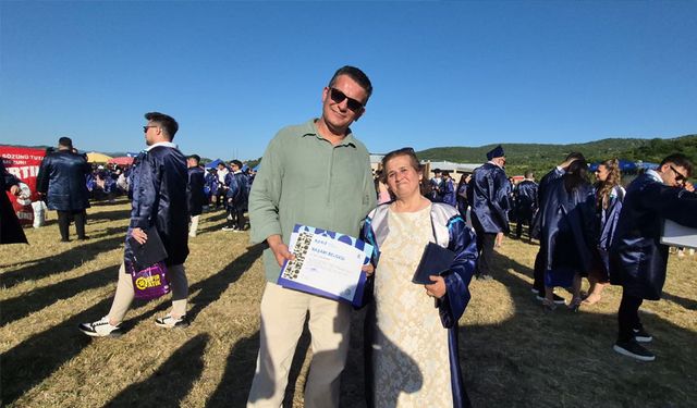 59 yaşındaki Hatice Gülbezer birincilikle üniversiteyi bitirdi