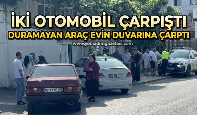İki otomobil çarpıştı, duramayan araç evin duvarına çarptı