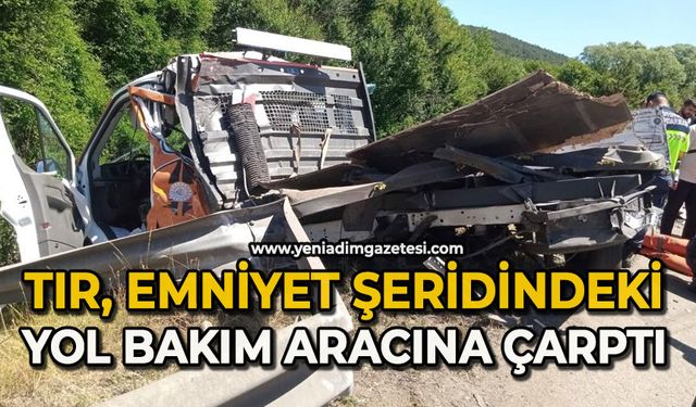 Tır, emniyet şeridindeki yol bakım aracına çarptı: 2 yaralı