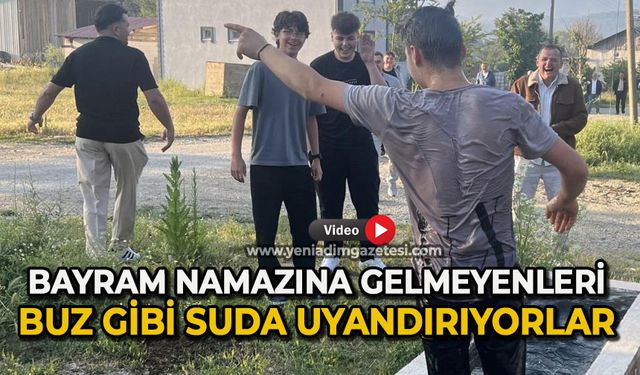 Bayram namazına gelmeyenleri buz gibi suda uyandırıyorlar