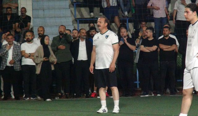 Ağıralioğlu, halı sahada maç yaptı, ortaya renkli görüntüler çıktı