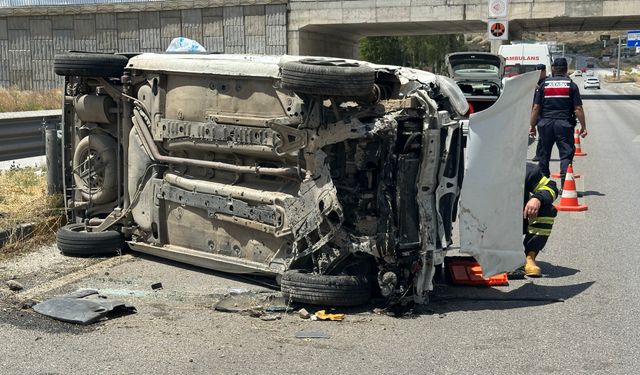 Kastamonu’da hafif ticari araç yan yattı: 2 yaralı