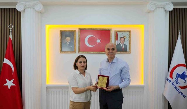 Başarılı müdürlere plaket verildi