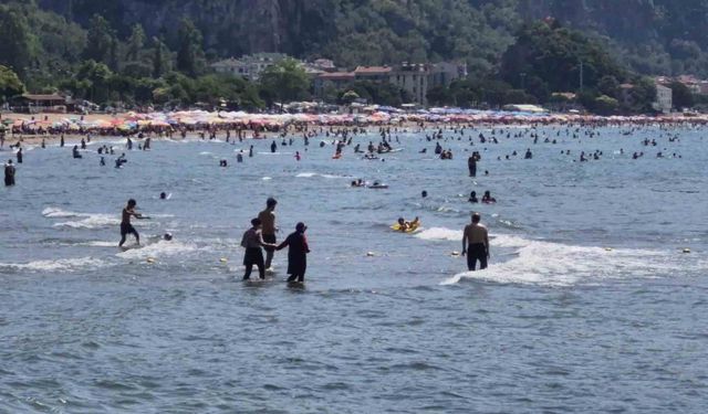 Bunaltan sıcaklarda tatil köyleri ve plajlar doldu taştı