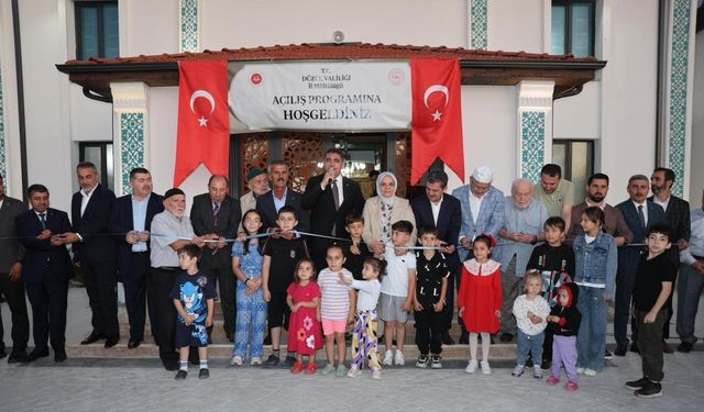 Depremde ağır hasar gören caminin yerine yenisi yapıldı