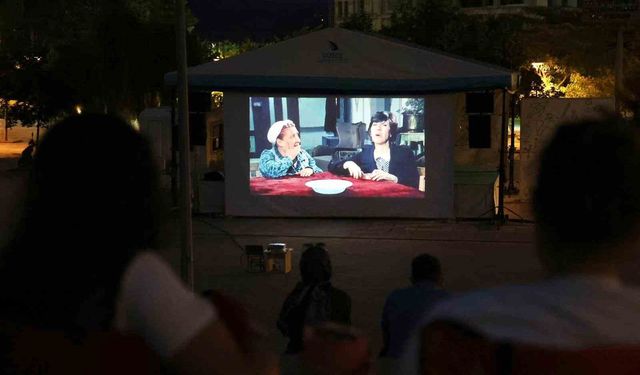 Düzce Üniversitesi’nde açık hava sinema günleri başladı