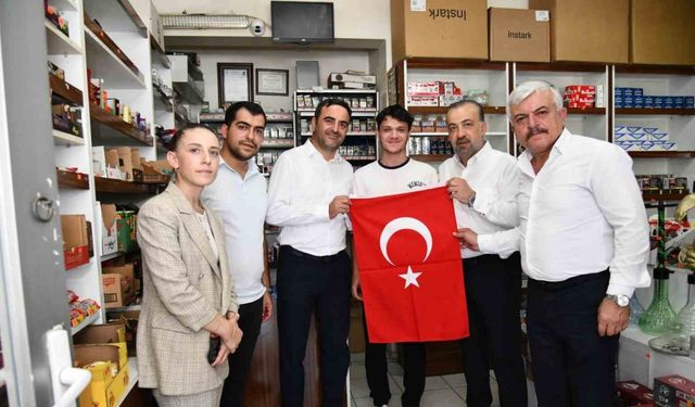 Esnafa Türk bayrağı dağıtıldı