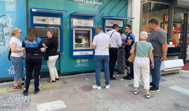 Polisler, dolandırıcılığa karşı bilgilendiriyor