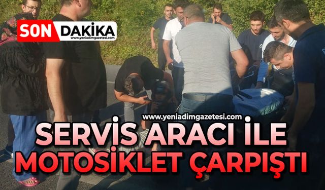 Servis aracı ile motosiklet çarpıştı