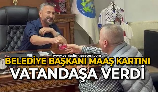 Belediye Başkanı maaş kartını vatandaşa verdi
