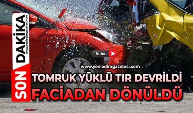 Tomruk yüklü tır devrildi, faciadan dönüldü