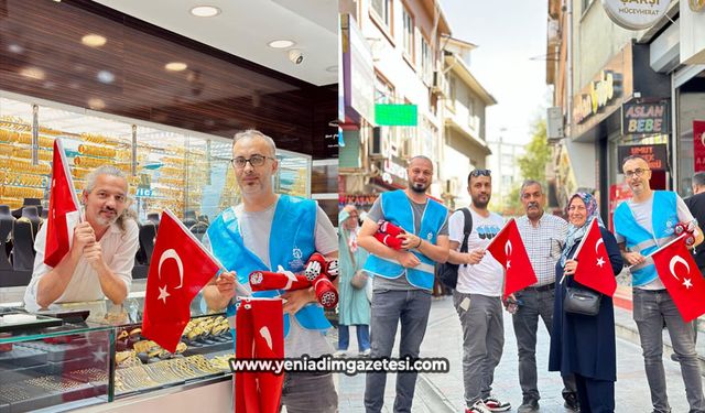 Esnafa ve vatandaşlara binlerce bayrak dağıtıldı