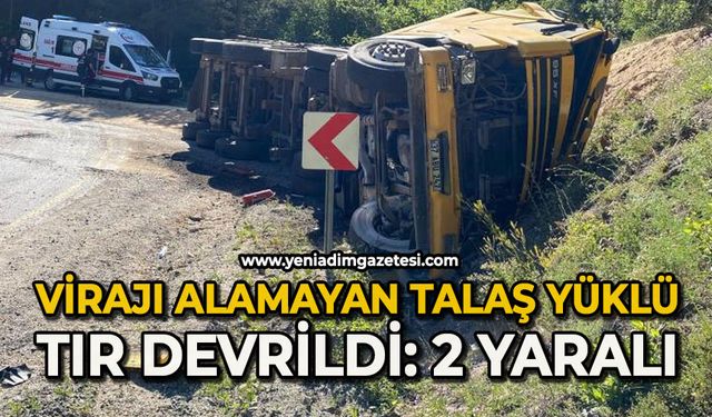 Virajı alamayan talaş yüklü tır devrildi: 2 yaralı