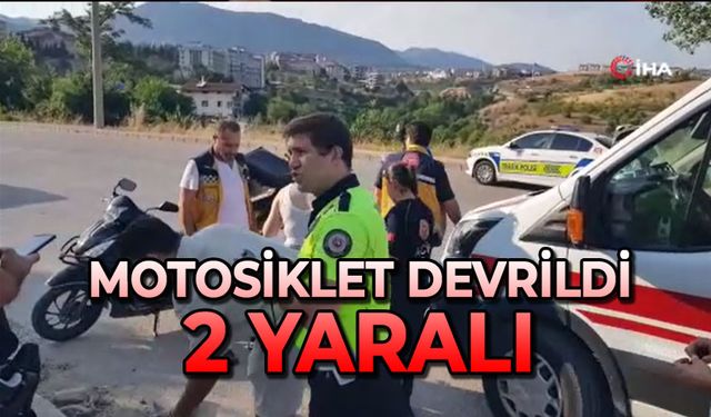 Motosiklet devrildi: 2 yaralı