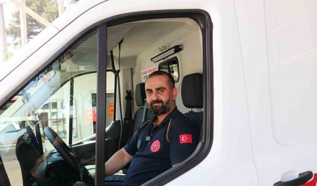 Ambulans şoförü çocuğu yalın ayak bırakmadı, istasyona galoşla döndü