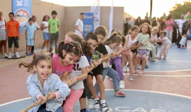 Çocuk şenlikleri ile miniklerin yüzü gülüyor