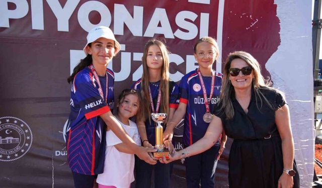 Düzceli okçular kürsüde