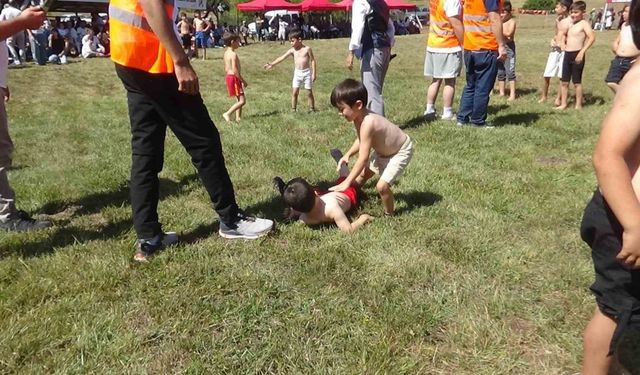 Hacet Bayramı’nda miniklerin güreşleri eğlenceli anlara sahne oldu