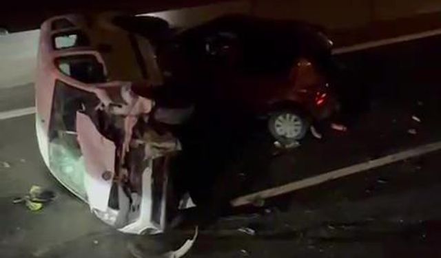 Hafif ticari araç, lastiği patlayan otomobile çarparak yan yattı: 2 çocuk yaralı