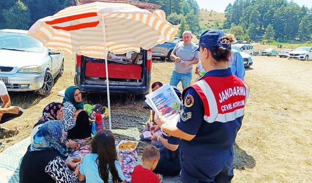 Jandarma vatandaşı bilgilendirdi, hediye dağıttı