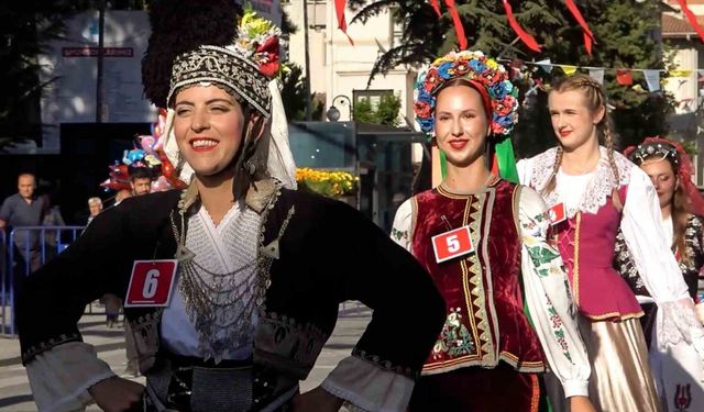 Kadınlar sarımsak festivalinin en güzeli seçilebilmek için yarıştı