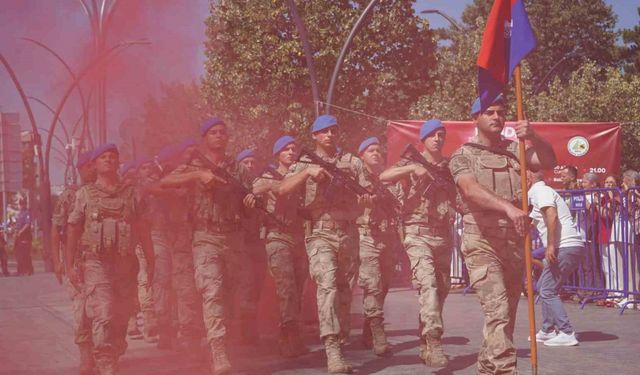 Komandolar, Zafer Bayramı’nda caddeyi coşkuyla inletti