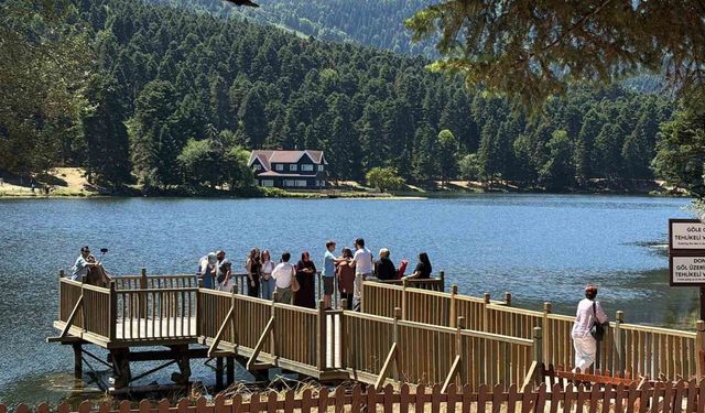 Sıcak havadan bunalan vatandaşlar soluğu Gölcük Tabiat Parkı’nda aldı