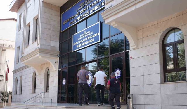 Temizlik personelleri buldukları cüzdanları polise teslim etti