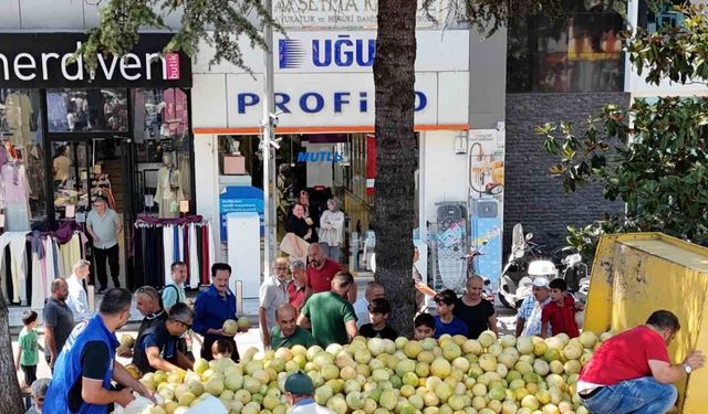 Vatandaşlara 5 ton yerli kavun ücretsiz dağıtıldı