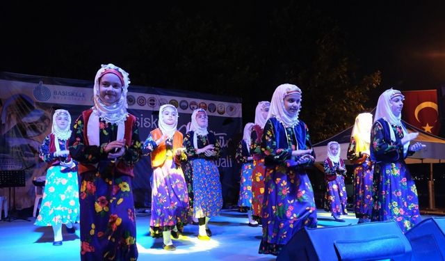 Yöresel kültürler festivalde buluştu