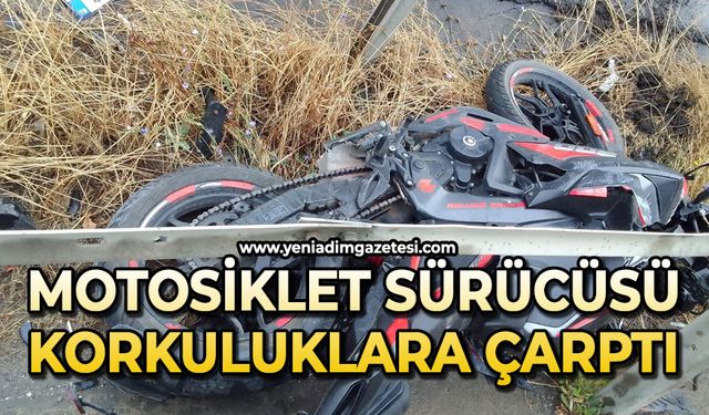 Motosiklet sürücüsü korkuluklara çarptı