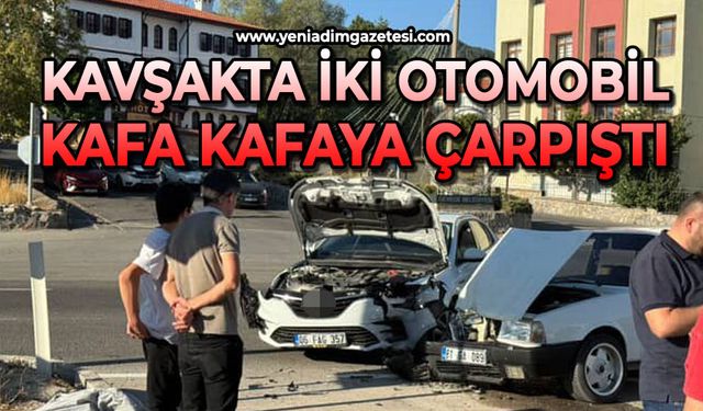 Kavşakta 2 otomobil kafa kafaya çarpıştı