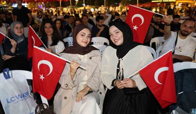 Ay yıldızlı coşku meydana sığmadı