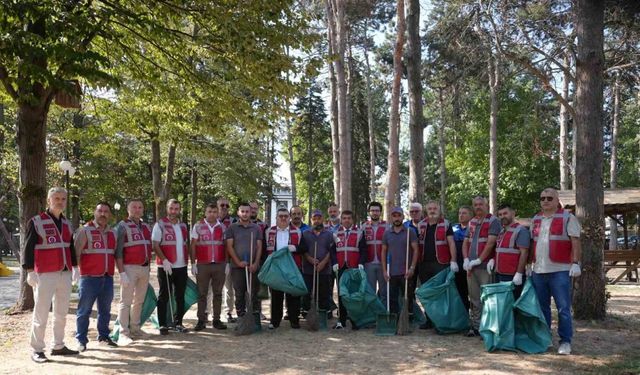 Belediye meclis üyeleri ellerine süpürgeyi aldı