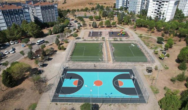 Gençlik parkının spor sahaları yenileniyor