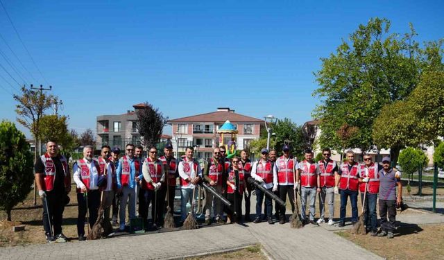Müdürler Aziziye Çocuk Parkı’nı temizledi