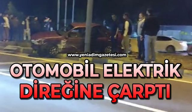 Otomobil elektrik direğine çarptı
