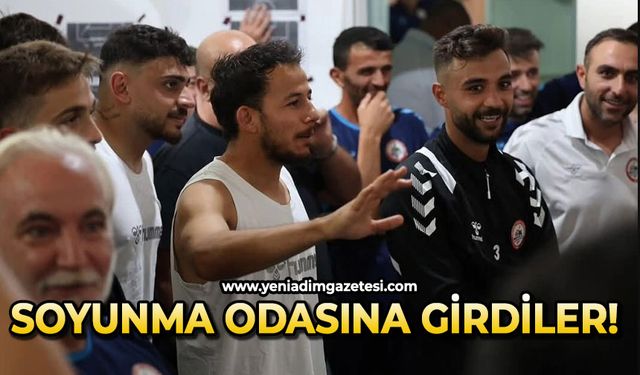 Soyunma odasına girdiler!