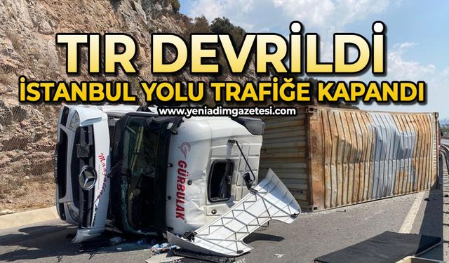 Tır devrildi: İstanbul yolu trafiğe kapandı