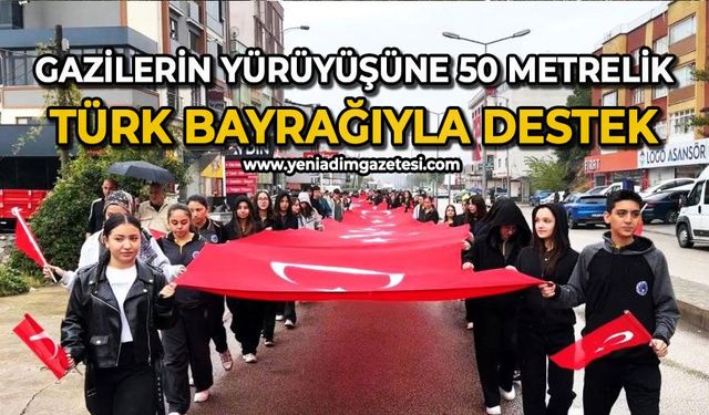 Gazilerin yürüyüşüne 50 metrelik Türk bayrağıyla destek