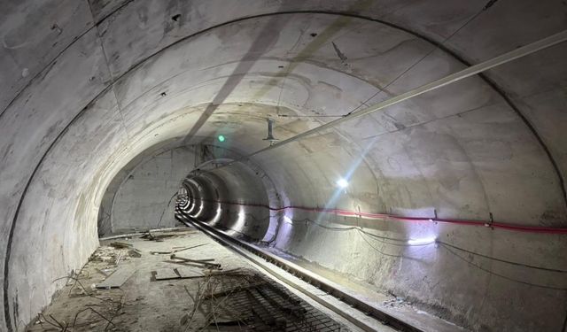 4 kişiye mezar olan binanın yakınından geçen metro hattının içi görüntülendi