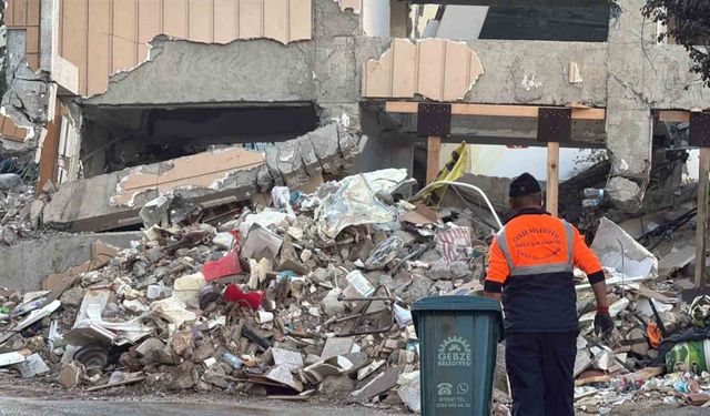 4 kişiye mezar olan binada çalışmalar sabahın ilk ışıklarıyla başladı