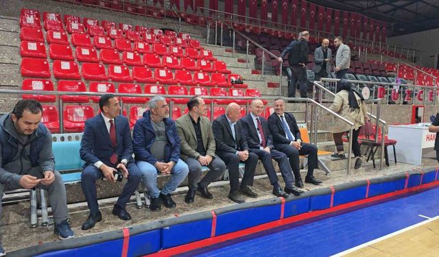 Başkan Özlü voleybolcuların ağzını tatlandırdı