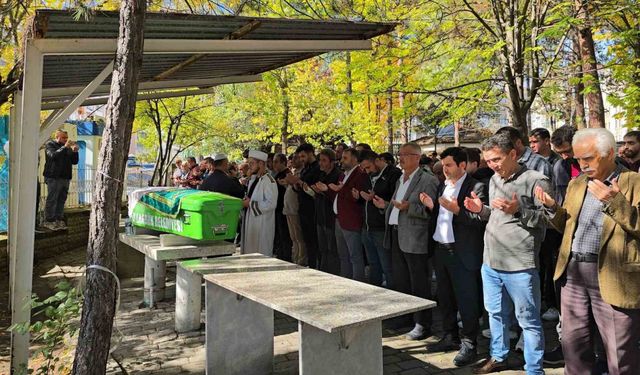 Gazeteci mezunu genç kız son yolculuğuna uğurlandı