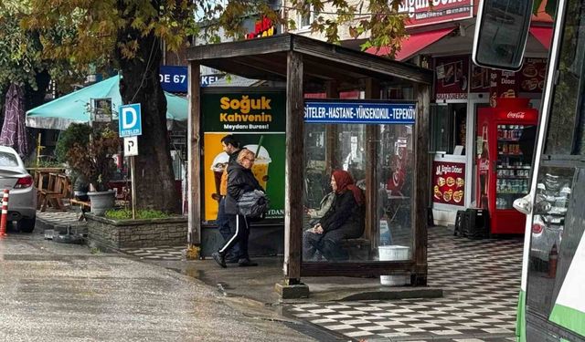 Halk otobüsü duraklarında saat çizelgesi eksikliği tepki çekti