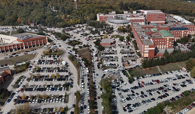 Hastane çevresinde yol kenarına gelişi güzel park eden araçlar ulaşımı aksatıyor