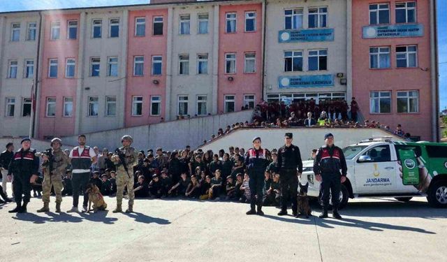 Jandarmadan öğrencilere hayvan sevgisi eğitimi