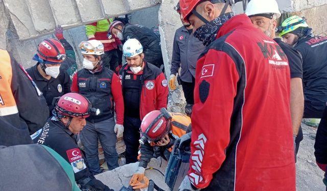 Kartepe Belediyesi ekipleri, Gebze’deki arama-kurtarma çalışmalarına katıldı