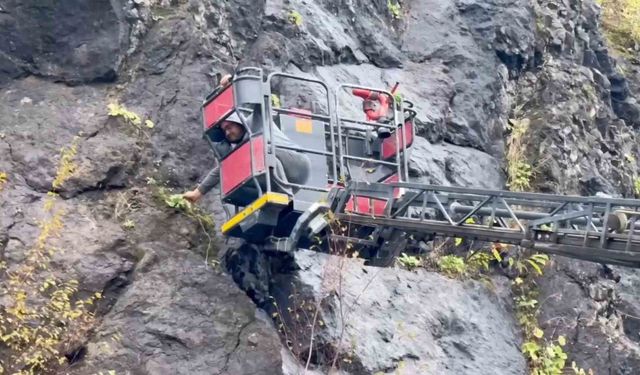 Kayalardan sarkan kablolar paniğe neden oldu